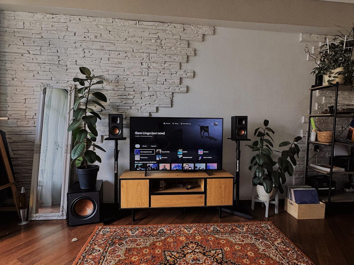 Smart TV exibindo interface de streaming compatível com o Miau TV+ em uma sala de estar